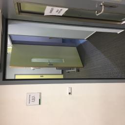 MatBud - Widok na korytarz biurowy z otwartymi drzwiami, na których wisi kartka z napisem 'VORSICHT! FRISCH GESTRICHEN', sugerująca świeże malowanie.