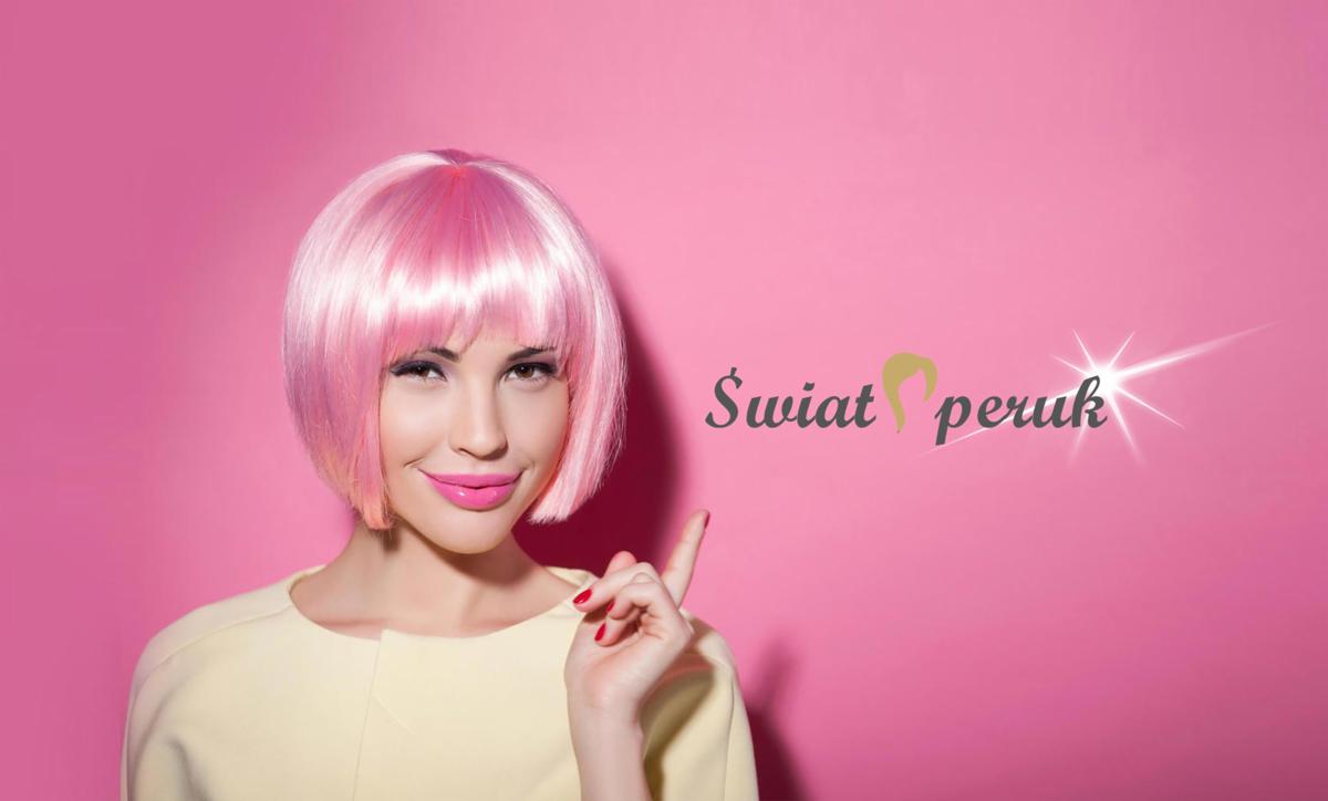 Uśmiechnięta kobieta w różowej peruce bob, z wyrazistym makijażem i podniesionym palcem wskazującym na logo firmy na różowym tle.