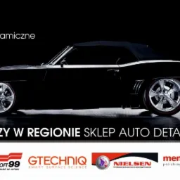 Reklama salonu auto detailingu z czarnym kabrioletem na ciemnym tle, prezentująca usługi: powłoki zabezpieczające, korekty lakieru i kompleksowe przygotowanie do sprzedaży; widoczne logotypy...