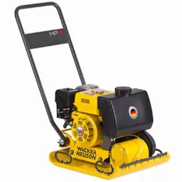 Żółta zagęszczarka gruntu Wacker Neuson MP15 z silnikiem spalinowym i czarnym zbiornikiem paliwa, widoczny emblemat z flagą Niemiec.