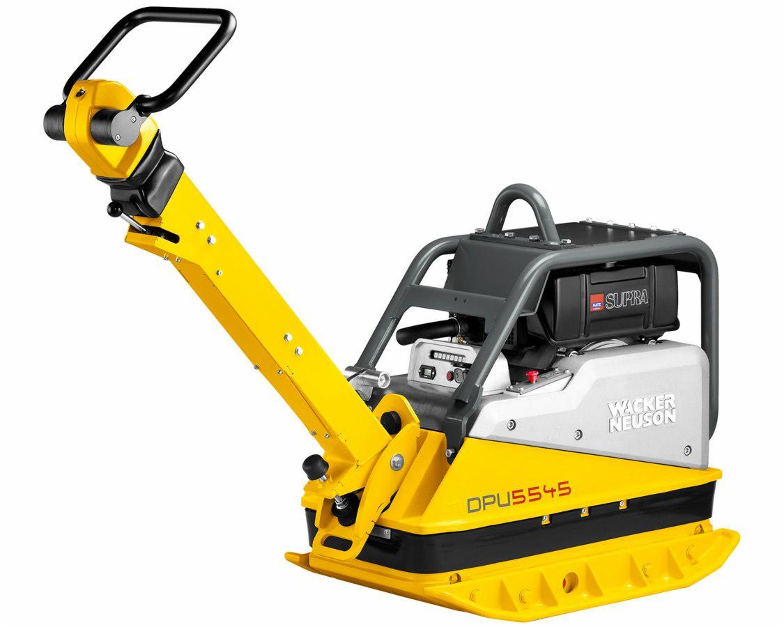 Żółto-szara zagęszczarka gruntu Wacker Neuson DPU 5545 z silnikiem Supra, widok z przodu na białym tle.