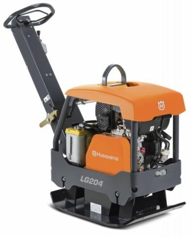 Nowa zagęszczarka gruntu Husqvarna LG204 w kolorze pomarańczowo-szarym, widok z boku na białym tle.