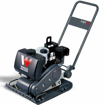 Zagęszczarka gruntu Wacker Neuson MP15 z silnikiem spalinowym, widoczny zbiornik paliwa z logo firmy i metalowa rama z uchwytem.