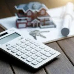 Kalkulator, klucze, model domu i zwój na biurku w Sosnowcu. Koncepcja finansowania nieruchomości, kredytu hipotecznego lub inwestycji.