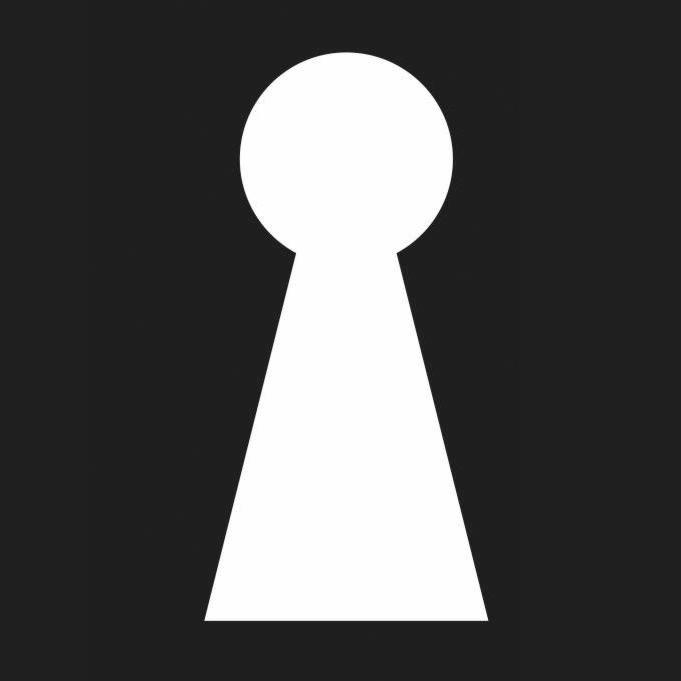 Biały, stylizowany otwór na klucz na czarnym tle.