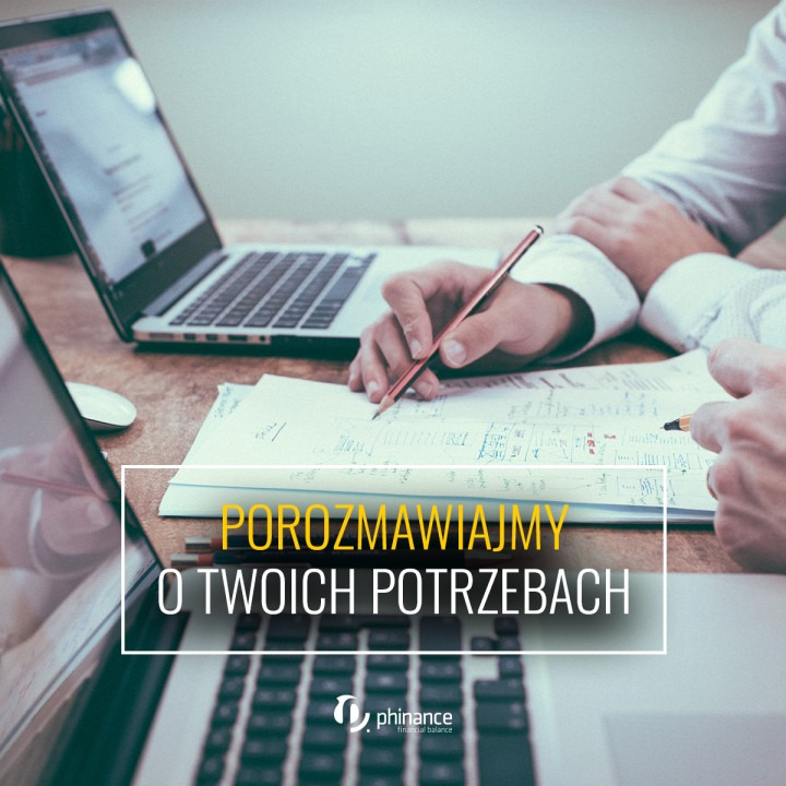 Dwie osoby pracują nad dokumentami finansowymi przy biurku z dwoma laptopami, jeden z nich z logo firmy 'phinance financial balance', widoczne notatki i szkice na papierze, ołówki w dłoniach, napis...