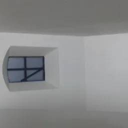 Wnętrze pomieszczenia po nałożeniu białych tynków maszynowych, widoczne okno z geometrycznym wzorem na szybie.