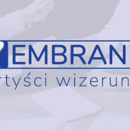 Logo firmy 'Rembrand' z dopiskiem 'Artyści wizerunku' na rozmytym tle z elementami biurowymi, sugerujące usługi brandingowe i wizualizacyjne.