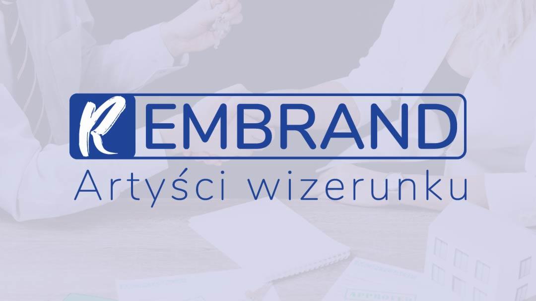 Logo firmy 'Rembrand' z dopiskiem 'Artyści wizerunku' na rozmytym tle z elementami biurowymi, sugerujące usługi brandingowe i wizualizacyjne.