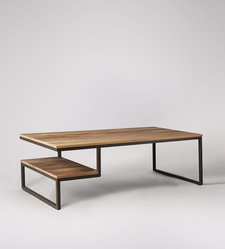 Stolik kawowy z drewnianym blatem i metalową ramą z dodatkową półką, minimalistyczny design na jasnym tle.