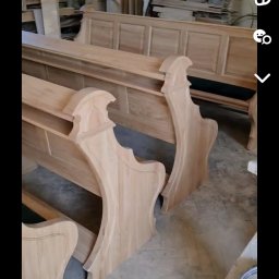 Dąbi - Surowe drewniane ławki kościelne w warsztacie, przed lakierowaniem lub malowaniem, widoczne elementy konstrukcyjne i detale wykończenia.