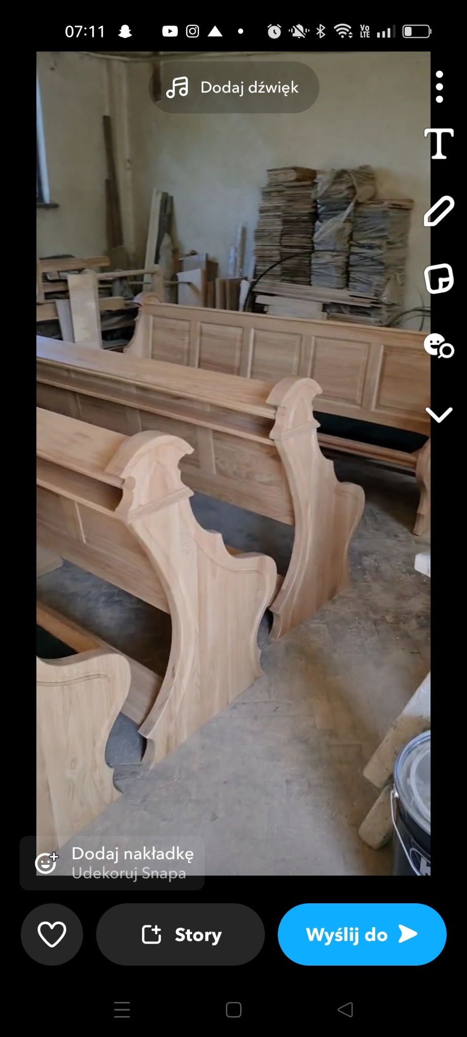 Surowe drewniane ławki kościelne w warsztacie, przed lakierowaniem lub malowaniem, widoczne elementy konstrukcyjne i detale wykończenia.