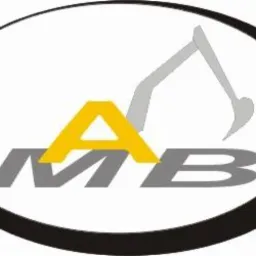 Logo firmy AMB z żółtą literą A, szarymi literami MB i sylwetką koparki w czarnej obwódce owalu.