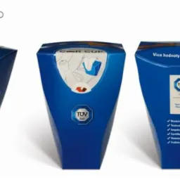 Prezentacja opakowania chusteczek higienicznych Car Cup Small w kształcie ściętego stożka, z logo TUV SUD, w różnych ujęciach, w tym jedno w uchwycie na kubek w samochodzie obok dźwigni zmiany biegów.