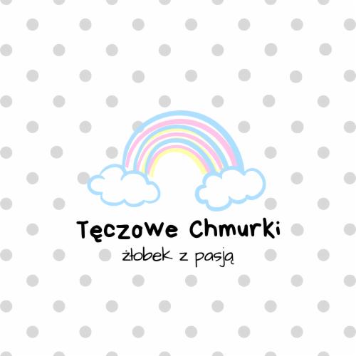 Logo z tęczą w pastelowych kolorach i chmurkami na tle w szare kropki, napis 'Tęczowe Chmurki żłobek z pasją'.