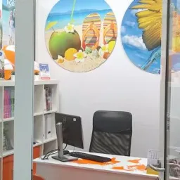 Wnętrze punktu obsługi klienta z ofertami wycieczek na szybie, komputerem na biurku i dekoracjami ściennymi z motywami wakacyjnymi.