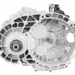 Otwarta, aluminiowa skrzynia bieg&oacute;w samochodowych, widoczne wewnętrzne elementy i mocowania, oświetlenie studyjne na białym tle.