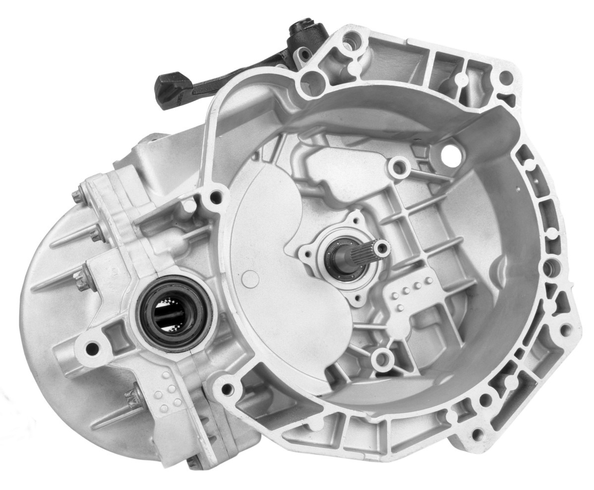 Otwarta, srebrna obudowa skrzyni biegów z widocznymi elementami wewnętrznymi, skierowana w stronę widza, oświetlona studyjnie na białym tle.