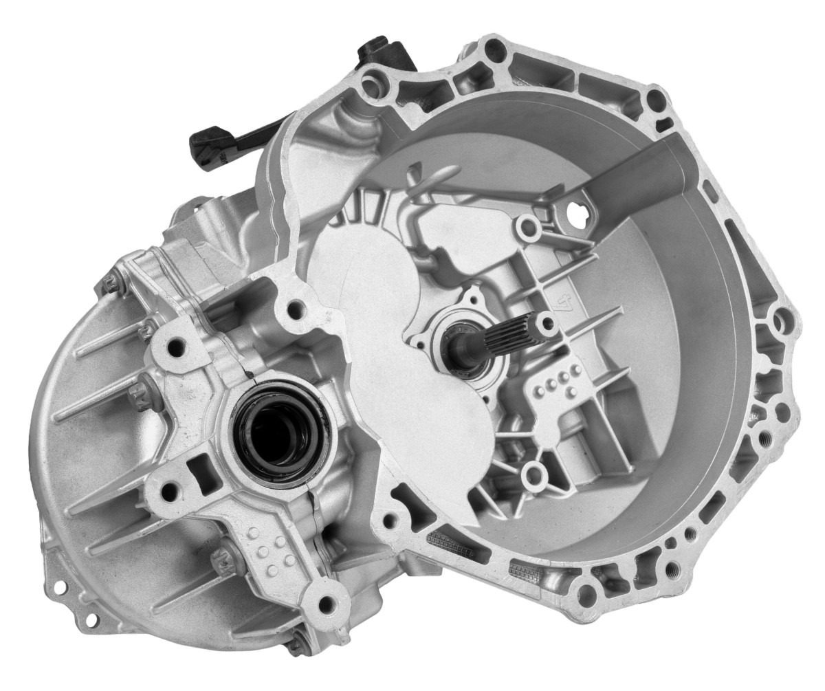 Otwarta, aluminiowa obudowa skrzyni biegów z widocznymi elementami wewnętrznymi, sfotografowana na białym tle.