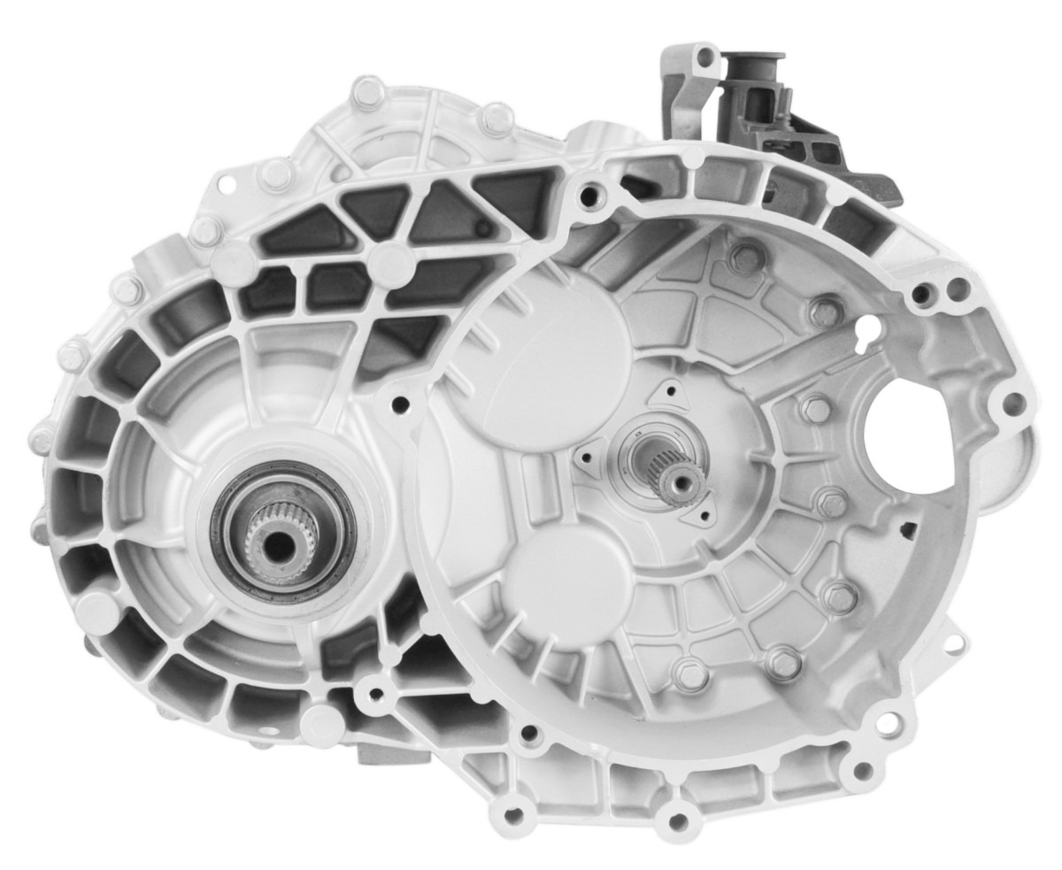 Otwarta, aluminiowa skrzynia biegów samochodowych, widoczne wewnętrzne elementy i mocowania, oświetlenie studyjne na białym tle.