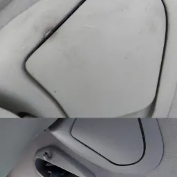 Porównanie: Schowek na okulary w podsufitce samochodu, przed i po czyszczeniu. Widoczne zabrudzenia na górnym panelu przed czyszczeniem i czysty, szary panel dolny.