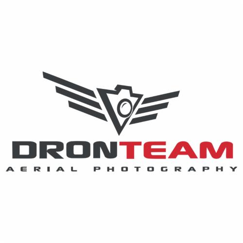 Logo firmy DRONTEAM Aerial Photography z Kęt, przedstawiające stylizowany aparat fotograficzny z skrzydłami.