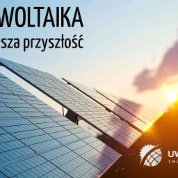 Rząd paneli słonecznych pod kątem, z widocznym zachodzącym słońcem w tle i hasłem 'Fotowoltaika Nasza przyszłość' oraz logo 'Uwolnijprąd.pl Twoja pewność rachunku'.