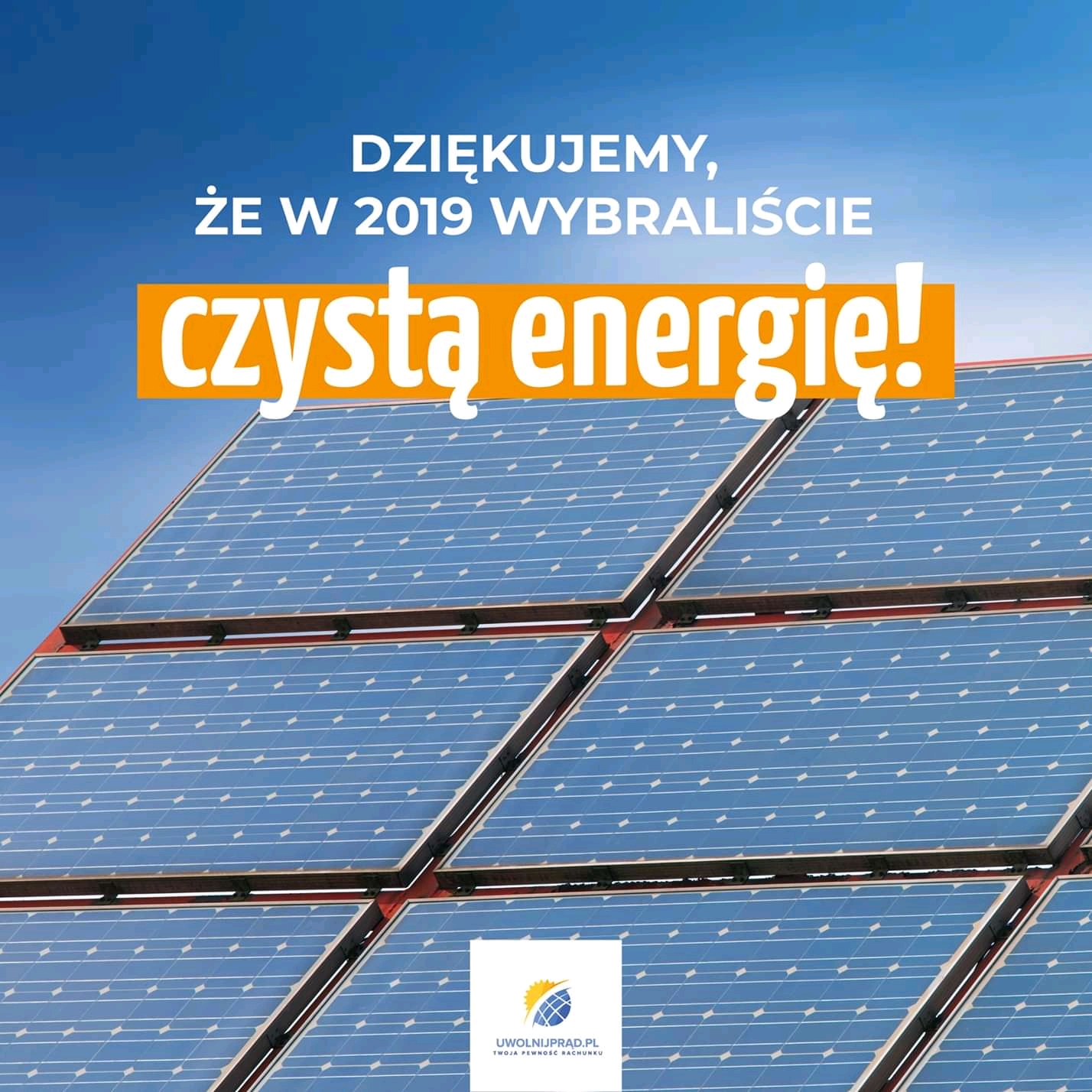 Panel słoneczny na dachu z napisem 'Dziękujemy, że w 2019 wybraliście czystą energię!' oraz logo firmy w prawym dolnym rogu.