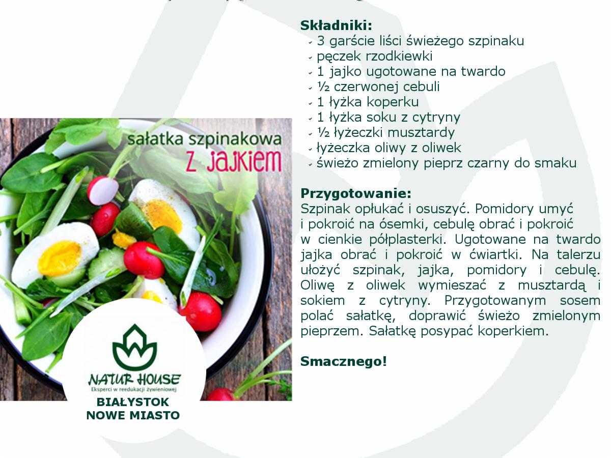 Sałatka szpinakowa z jajkiem, rzodkiewką, pomidorem i ogórkiem w białej misce, widoczne składniki i logo Natur House.