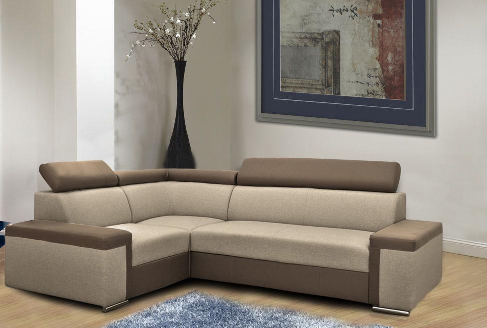 Beżowo-brązowy narożnik z regulowanymi zagłówkami, ustawiony na tle ściany z abstrakcyjnym obrazem i wysokim czarnym wazonem z białymi gałązkami.