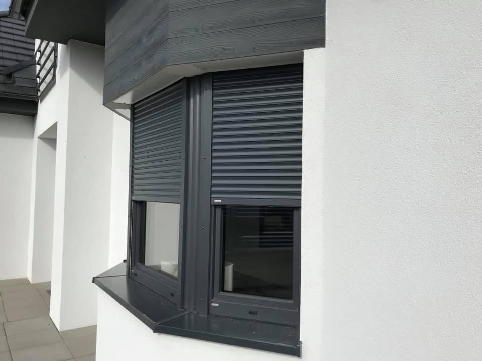 Rolety w kolorze okien