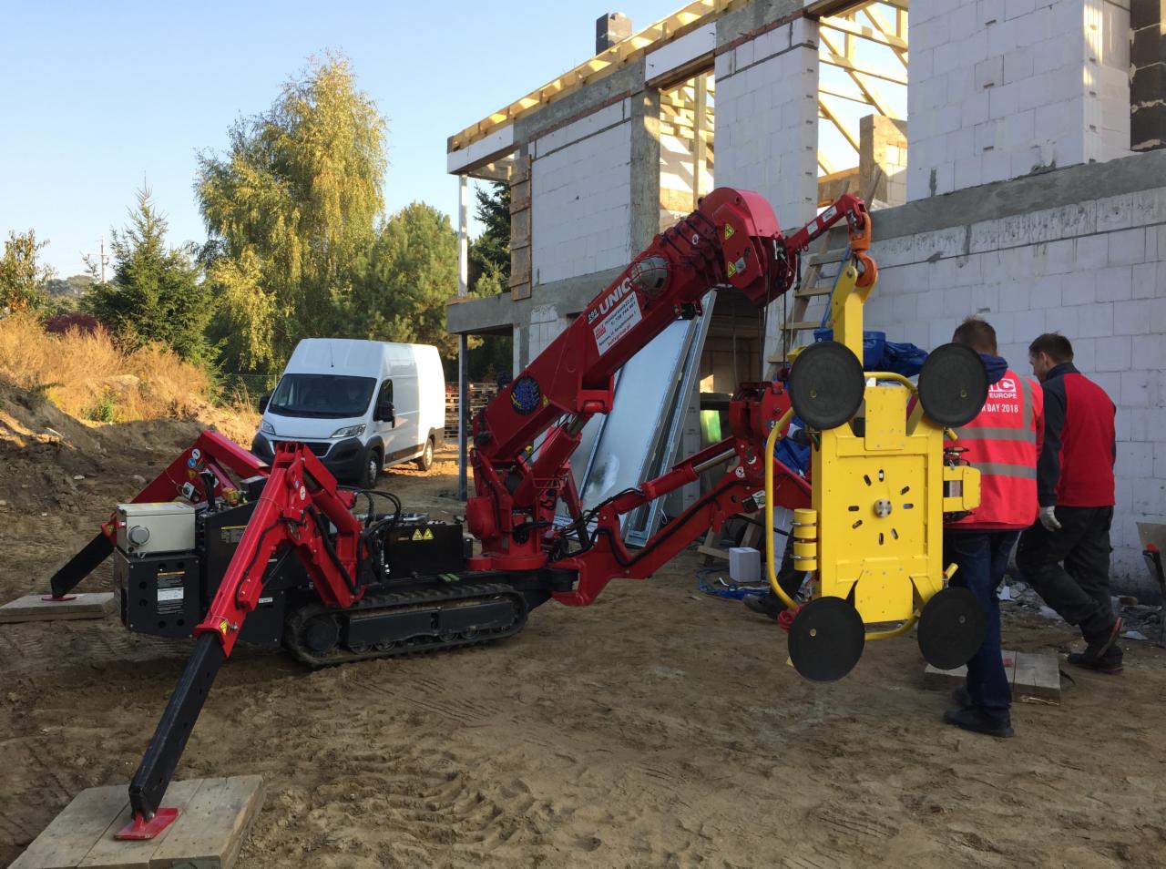 Montaz okien z wykorzystaniem specjalistycznego dźwigu