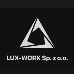 Logo firmy LUX-WORK Sp. z o.o. przedstawione na czarnym tle z białym, geometrycznym symbolem trójkąta z wewnętrznym, mniejszym trójkątem.