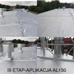 Czteropanelowe ujęcie płaskiego dachu przemysłowego po nałożeniu warstwy ochronnej AL150, widoczne kominy wentylacyjne i elementy konstrukcyjne, etap trzeci aplikacji.