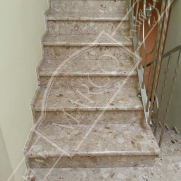 schody z konglomeratu marmurowego