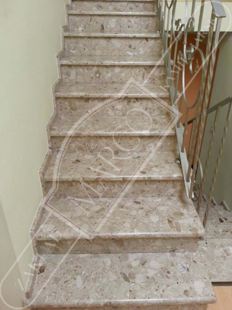 schody z konglomeratu marmurowego