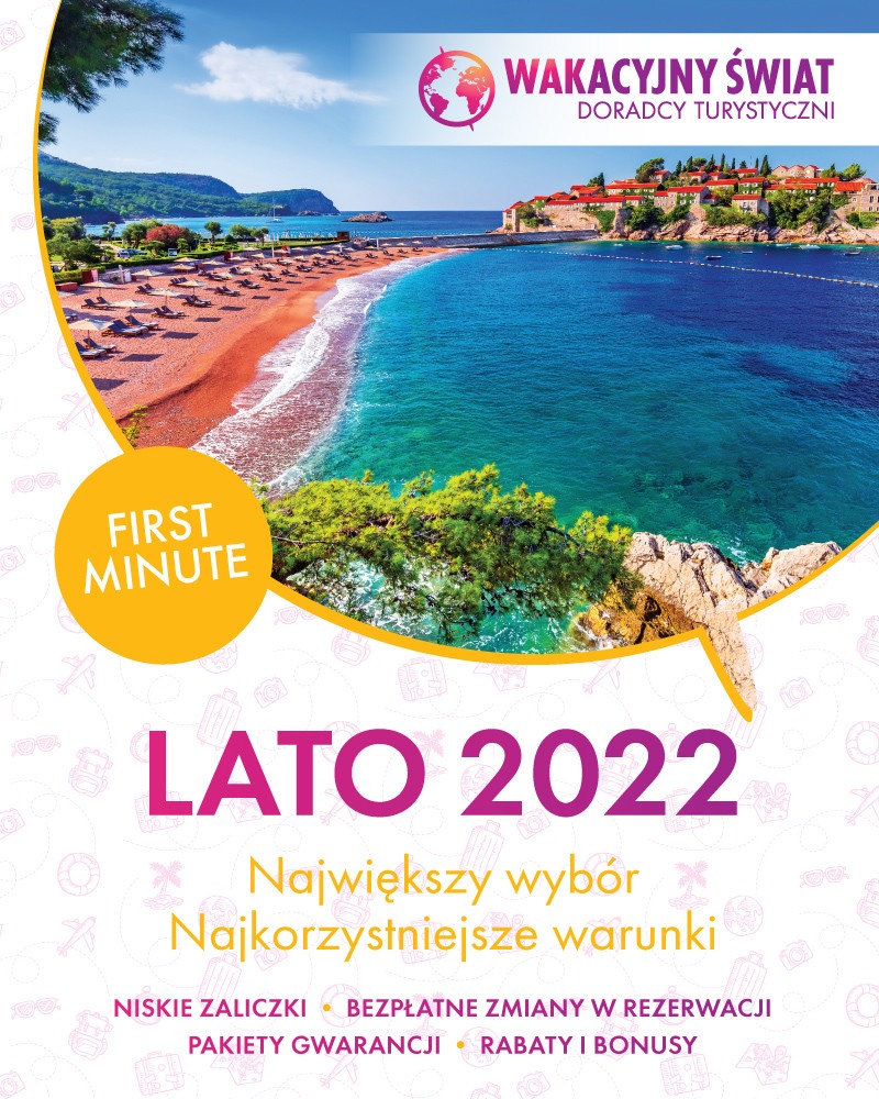 Plakat reklamowy z krajobrazem: malownicza zatoka z plażą, turkusowa woda, wyspa z budynkami i hasłem 'Lato 2022 - First Minute'.