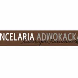 Logo Kancelarii Adwokackiej Katarzyna Kamienowska na brązowym tle.