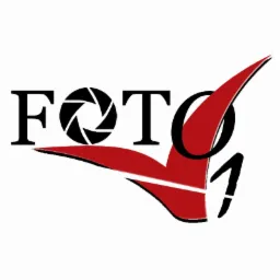 Logo firmy fotograficznej: czarny napis FOTO z symbolem przysłony w miejscu litery O, czerwony motyw graficzny przypominający skrzydło i cyfra 1.