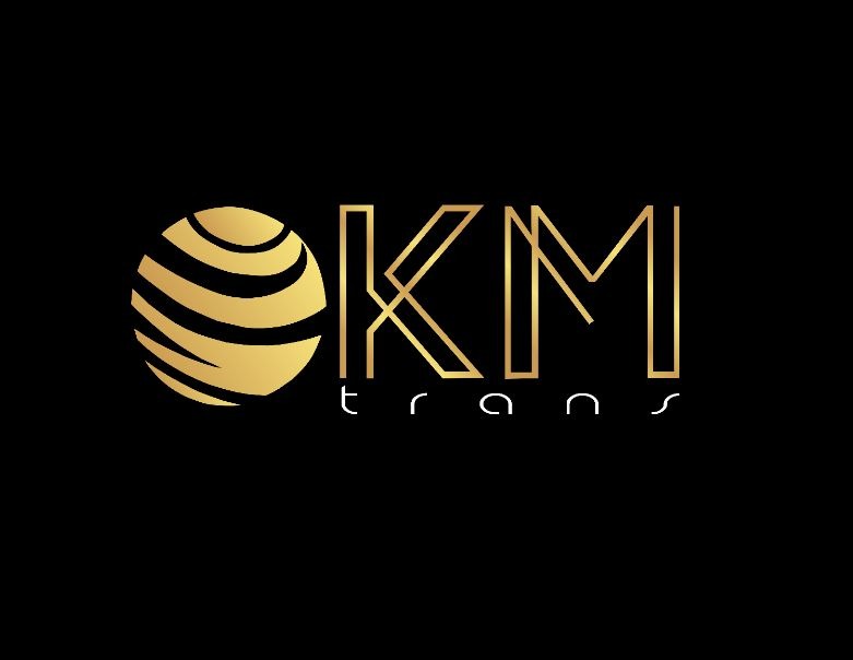Złote logo firmy transportowej OKM Trans na czarnym tle, z geometrycznym globem i napisem 'trans' stylizowanym na lata 20.