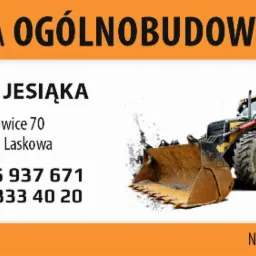 Żółto-czarna koparka z łyżką, prezentowana na tle danych kontaktowych firmy budowlanej, w tym nazwy, adresu i numerów telefonów, oraz NIP.