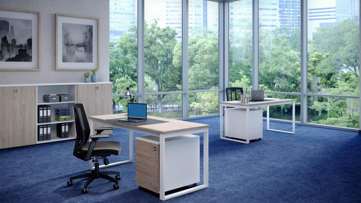 Nowoczesne biuro z dwoma biurkami o jasnych blatach i białych nogach, krzesło obrotowe, szafka z drewnianymi frontami, duże okna z widokiem na zieleń miejską.