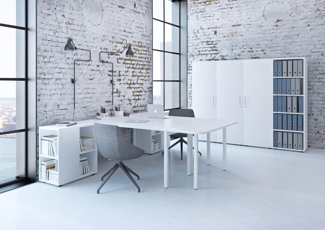 Jasne biuro z białym biurkiem, szarymi krzesłami i regałami na tle ściany z białej cegły, oświetlone przez lampy industrialne i duże okno.