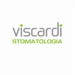 Logo firmy Viscardi Stomatologia w kolorach szaro-zielonym na białym tle. Nazwa firmy pisana szarym fontem z zielonymi kropkami nad literami 'i'. Pod nazwą, zielonym fontem, napis 'Stomatologia'.