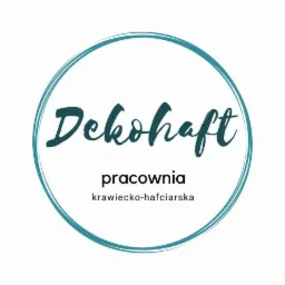 Logo firmy 'Dekohaft', pracownia krawiecko-hafciarska, w okręgu w kolorze morskim.