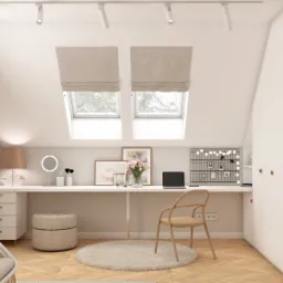Jasne poddasze zaaranżowane jako domowe biuro z wiszącym fotelem, biurkiem pod oknami dachowymi, okrągłym lustrem do makijażu i tablicą inspiracji.