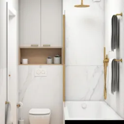Nowoczesna łazienka w bieli i złocie: wisząca toaleta, kabina prysznicowa typu walk-in ze złotymi detalami, marmurowe płytki i drewniane akcenty.