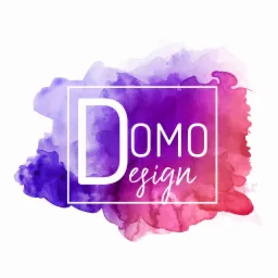 Logo 'Domo Design' w białej ramce na tle akwareli w odcieniach fioletu, różu i czerwieni.