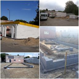 Cztert Kąty Kacper lisek - Montaż fundamentów i wznoszenie ścian z bloczków betonowych na placu budowy, widoczne elementy szalunku i przygotowany teren.