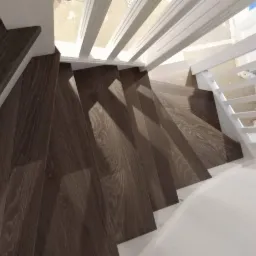 Kątowe ujęcie z g&oacute;ry na spiralne schody drewniane z białymi balustradami i stopniami w odcieniach brązu.